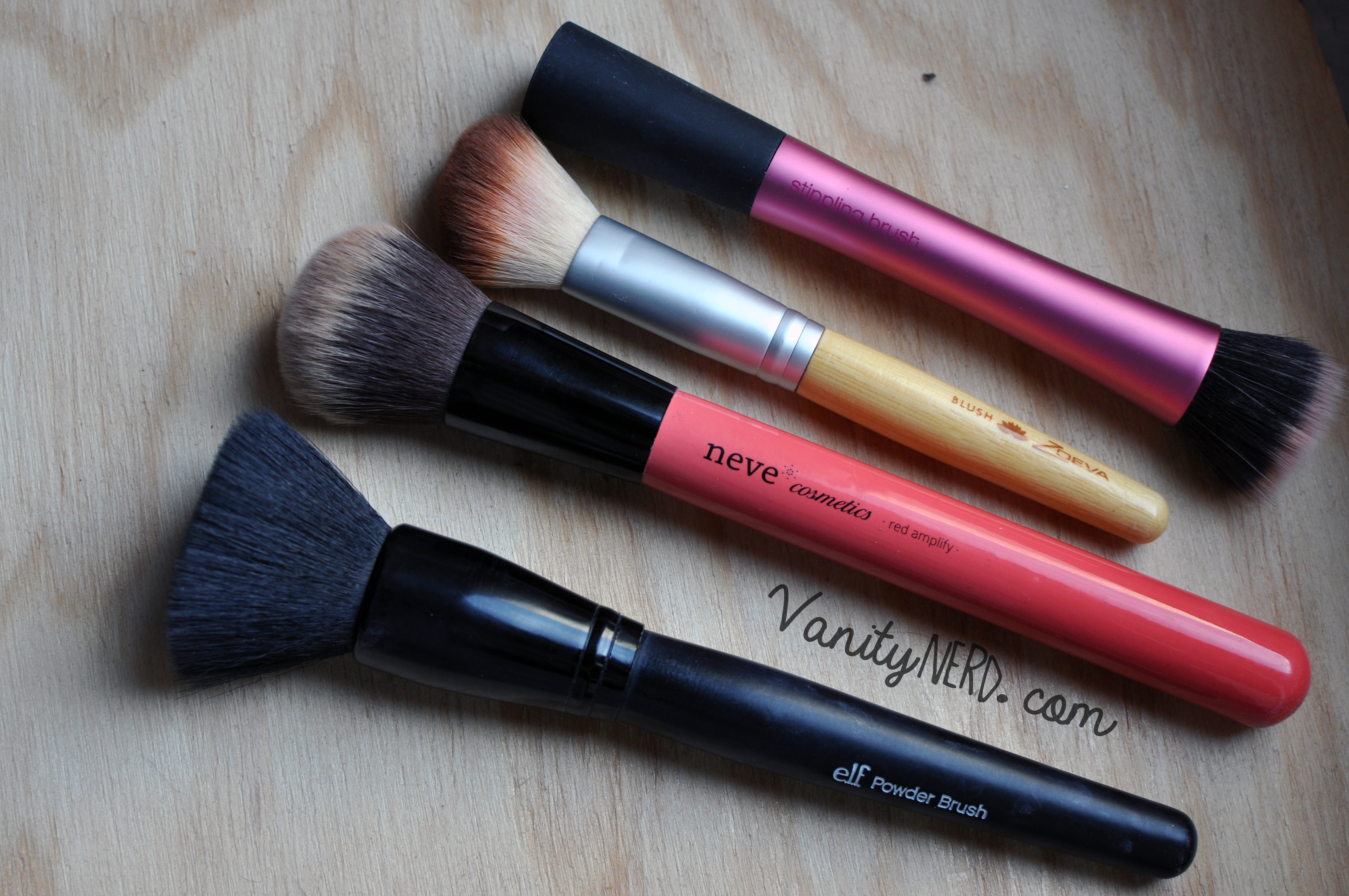 Dall'alto: Real Techniques "Stippling Brush" - Elf "blush brush" (mini bamboo set) - Neve "Red Amplify" - Elf "Powder brush"